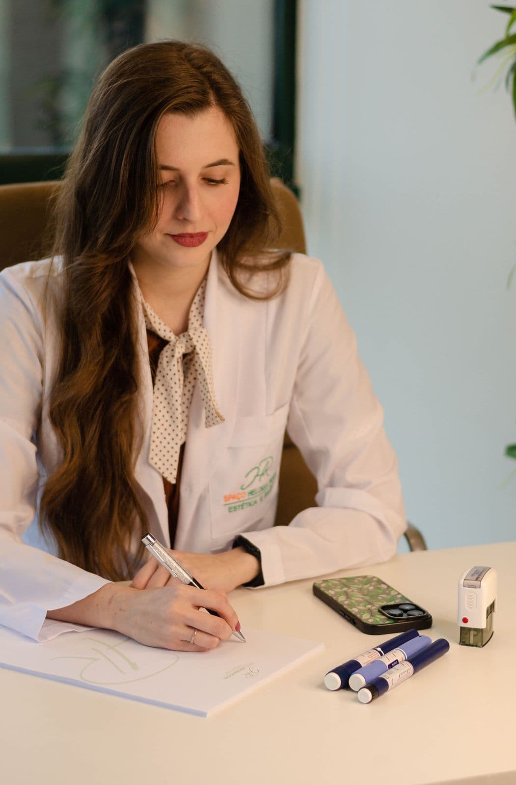 Dra Carolina em consulta